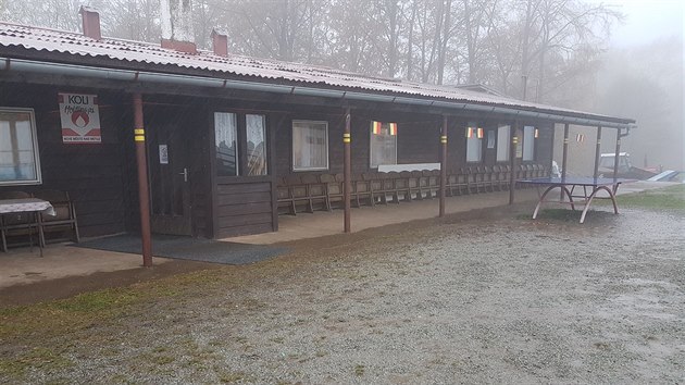 Dti z dobansk koly se u v klubovn mstnho autokrosovho zvodit. (5. 11. 2018)