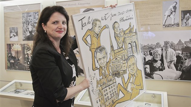 V prostorách plzeňské radnice je výstava věnovaná Miroslavu Horníčkovi. Na snímku kurátorka expozice Květuše Sokolová. (5. 11. 2018)