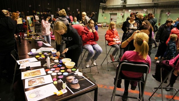 Padest tuzemskch i zahraninch host doraz na leton Juniorfest. Slavnostn zahjen probhne v ptek v Domalicch, o den pozdji v Plzni.