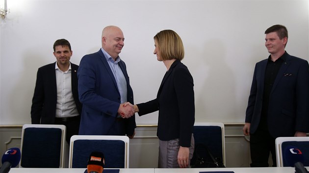 Budouc brnnsk primtora Markta Vakov za ODS (vpravo) se zdrav ped podpisem koalin smlouvy s Oliverem Pospilem za SSD, kter se stane nmstkem.