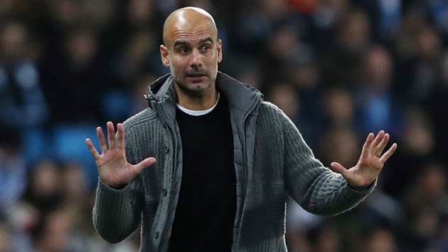 TOK JE ROZKAZ V PRVNM BOD. Pep Guardiola kouuje fotbalisty Manchesteru City v duelu se achtarem Donck.