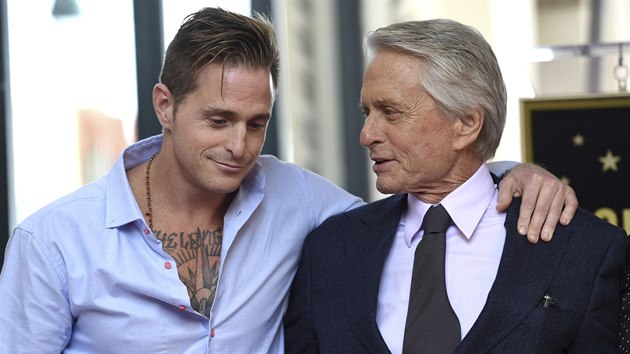 Cameron Douglas a jeho otec Michael Douglas (Los Angeles, 6. listopadu 2018)