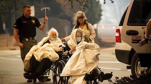 Zchrani evakuuj pacienty nemocnice ve mst Paradise v Kalifornii, kde d niiv pory. (9. listopadu 2018)