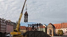 Začaly přípravy na pověstné Chebské vánoční trhy. Stavba zvoničky, na níž je... Začaly přípravy na pověstné Chebské vánoční trhy. Stavba zvoničky, na níž je...