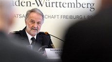 Zástupce policie ve Freiburgu hovoří na tiskové konferenci k případu znásilnění... Zástupce policie ve Freiburgu hovoří na tiskové konferenci k případu znásilnění...