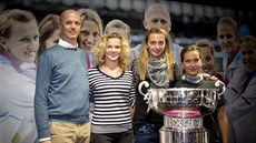 SRAZ. Fedcupový tým se v pondělí sešel v Galerii Harfa před víkendovým finále s... SRAZ. Fedcupový tým se v pondělí sešel v Galerii Harfa před víkendovým finále s...