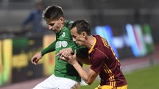 Patrik Brandner z Jablonce (vlevo) se snaží pokrýt míč před Danielem Tetourem z... Patrik Brandner z Jablonce (vlevo) se snaží pokrýt míč před Danielem Tetourem z...