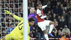 Alexandre Lacazette z Arsenalu (vpravo) střílí na bránu během utkání proti... Alexandre Lacazette z Arsenalu (vpravo) střílí na bránu během utkání proti...