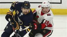 Patrik Berglund z Buffala (vlevo) a Ryan Dzingel z Ottawy v souboji o puk. Patrik Berglund z Buffala (vlevo) a Ryan Dzingel z Ottawy v souboji o puk.