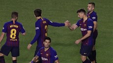 Hráči Barcelony oslavují gól v utkání proti Vallecanu. Hráči Barcelony oslavují gól v utkání proti Vallecanu.