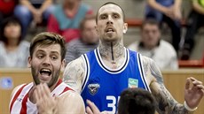 Kamil Švrdlík vlevo) z Pardubic v zápase s USK Praha, sleduje ho Filip... Kamil Švrdlík vlevo) z Pardubic v zápase s USK Praha, sleduje ho Filip...