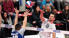 Filip Rejlek z Karlovarska (vpravo) smečuje v utkání proti Benátkám nad Jizerou. Filip Rejlek z Karlovarska (vpravo) smečuje v utkání proti Benátkám nad Jizerou.