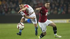 Jan Bořil ze Slavie (vlevo) a Alexandru Chipciu ze Sparty bojují v pražském... Jan Bořil ze Slavie (vlevo) a Alexandru Chipciu ze Sparty bojují v pražském...