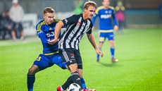 Patrik Čavoš z Českých Budějovic (vpravo) a Ondřej Machuča z Jihlavy svádějí... Patrik Čavoš z Českých Budějovic (vpravo) a Ondřej Machuča z Jihlavy svádějí...