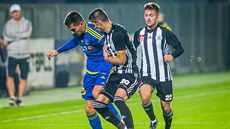 Jakub Fulnek z Jihlavy (vlevo) a Petr Javorek z Českých Budějovic zápasí o míč. Jakub Fulnek z Jihlavy (vlevo) a Petr Javorek z Českých Budějovic zápasí o míč.