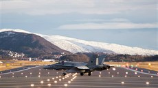 Letoun F-18 španělských vzdušných sil se připravuje ke startu ze základny v... Letoun F-18 španělských vzdušných sil se připravuje ke startu ze základny v...