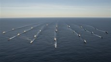 Formace 24 plavidel NATO na závěr cvičení Trident Juncture v Norsku Formace 24 plavidel NATO na závěr cvičení Trident Juncture v Norsku
