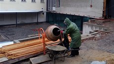 Podle stavbařů je uděláno asi 93 procent prací. Nyní dělníci montují nosnou... Podle stavbařů je uděláno asi 93 procent prací. Nyní dělníci montují nosnou...