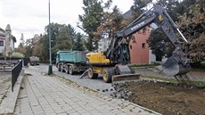 Práce na výměně povrchu začaly koncem září. Tehdy se ještě očekávalo, že bude... Práce na výměně povrchu začaly koncem září. Tehdy se ještě očekávalo, že bude...
