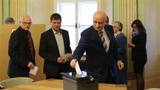 Jan Tecl (za ním Libor Honzárek a Miloš Fikar) volí na pondělním ustavujícím... Jan Tecl (za ním Libor Honzárek a Miloš Fikar) volí na pondělním ustavujícím...
