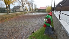 Pestrobarevný vodník sedící na břehu rybníka je poznávacím znamením Ždírce. Pestrobarevný vodník sedící na břehu rybníka je poznávacím znamením Ždírce.