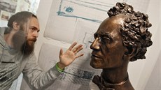 Průvodce Jakub Koumer ukazuje Koblasovu bustu Gustava Mahlera v nové... Průvodce Jakub Koumer ukazuje Koblasovu bustu Gustava Mahlera v nové...