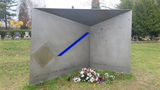Nový brodský památník obětem válek na hřbitově je složený ze tří plátů nerezu a... Nový brodský památník obětem válek na hřbitově je složený ze tří plátů nerezu a...
