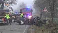 Po nárazu osobního vozu do stromu zemřel u Větrného Jeníkova řidič. Po nárazu osobního vozu do stromu zemřel u Větrného Jeníkova řidič.