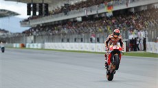 Marc Márquez slaví triumf ve Velké cen Malajsie.