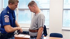 Lukáš Slezák před hlavním líčením u Krajského soudu v Pardubicích. Lukáš Slezák před hlavním líčením u Krajského soudu v Pardubicích.