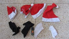 Masky Santa Clause, které lupiči použili, musel úřad zlikvidovat. Masky Santa Clause, které lupiči použili, musel úřad zlikvidovat.