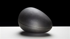 Urna z taveného edie ve tvaru vajíka od Lindy Vránové