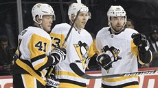 Dominik Simon (vpravoú je se svými spoluhráči z Pittsburgh Penguins Danielem... Dominik Simon (vpravoú je se svými spoluhráči z Pittsburgh Penguins Danielem...