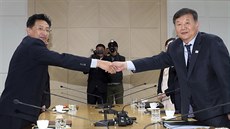 Ministři sportu Jižní (vpravo) a Severní Koreje se dohodli na společné... Ministři sportu Jižní (vpravo) a Severní Koreje se dohodli na společné...