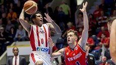 Donovan Jackson (vlevo) z Pardubic útočí na koš Den Bosche kolem Devona Van... Donovan Jackson (vlevo) z Pardubic útočí na koš Den Bosche kolem Devona Van...