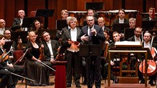 Šéfdirigent České filharmonie Semjon Byčkov drží Cenu Antonína Dvořáka,... Šéfdirigent České filharmonie Semjon Byčkov drží Cenu Antonína Dvořáka,...