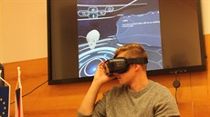 Spoluautor projektu virtuální učebny Miloš Svršek ukazuje, jak lze s pomocí... Spoluautor projektu virtuální učebny Miloš Svršek ukazuje, jak lze s pomocí...