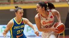 Francesca Dottová (vpravo) ze Schia útočí, brání ji Teja Oblaková z USK Praha. Francesca Dottová (vpravo) ze Schia útočí, brání ji Teja Oblaková z USK Praha.