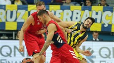 Stefan Jovi (vlevo) z Bayernu Mnichov uniká Nikolovi Kaliniovi z Fenerbahce.