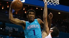 Malik Monk (vlevo) z Charlotte zakonuje pes Álexe Abrinese z Oklahoma City.