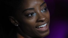 Simone Bilesová odpovídá na dotazy noviná bhem gymnastického MS v Dauhá.