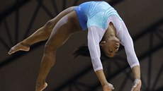 Americká gymnastka Simone Bilesová závodí na kladině. Americká gymnastka Simone Bilesová závodí na kladině.