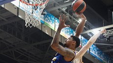 Jordan Mickey (vlevo) z Chimek zakončuje na koš Gran Canarie kolem Ondřeje... Jordan Mickey (vlevo) z Chimek zakončuje na koš Gran Canarie kolem Ondřeje...