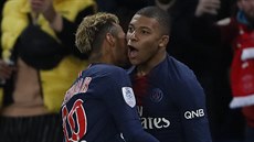 Neymar (vlevo) a Kylian Mbappé se radují z gólu Paris Saint-Germain.