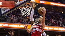 Tomáš Satoranský (31) z Washingtonu zakončuje na koš Oklahoma City Thunder... Tomáš Satoranský (31) z Washingtonu zakončuje na koš Oklahoma City Thunder...
