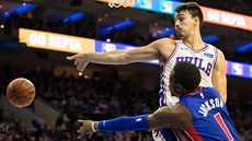 Reggie Jackson (dole) z Detroitu pihrává kolem Daria arie z Philadelphie.