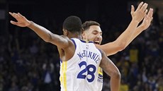 Alfonzo McKinnie (vlevo) a Klay Thompson se radují během zápasu Golden State s... Alfonzo McKinnie (vlevo) a Klay Thompson se radují během zápasu Golden State s...