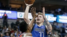 Luka Dončič (77) z Dallasu střílí přes Dwighta Howarda z Washingtonu. Luka Dončič (77) z Dallasu střílí přes Dwighta Howarda z Washingtonu.