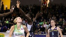 Michaela Stará (vlevo) z KP Brno útočí na koš Nantes. Michaela Stará (vlevo) z KP Brno útočí na koš Nantes.
