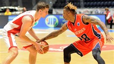 David Škranc (vlevo) z Pardubic útočí kolem Jesseyho Voorna z Den Bosche. David Škranc (vlevo) z Pardubic útočí kolem Jesseyho Voorna z Den Bosche.